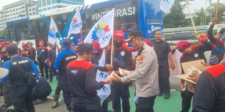 Aksi Buruh di DPR/MPR, Polisi Hadir Layani Massa dengan Air dan Snack
