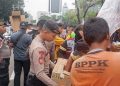Pelayanan Humanis Polwan Bagikan Air dan Snack saat Aksi Ojol Nasional