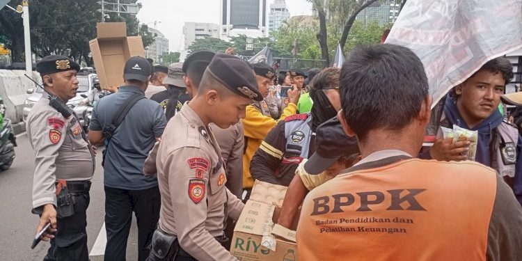 Pelayanan Humanis Polwan Bagikan Air dan Snack saat Aksi Ojol Nasional
