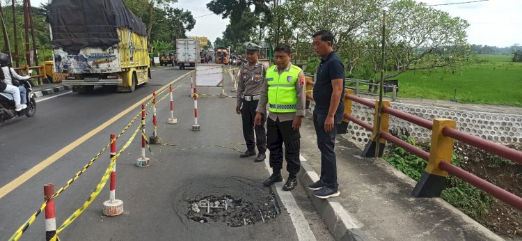 Jembatan Kali Ketek Karanganyar Ambles, Lalu Lintas Jalan Nasional III Tersendat