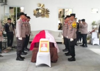 Kapolda Jatim Pimpin Upacara Pelepasan Jenazah Brigjen Pol Anumerta di Bekasi