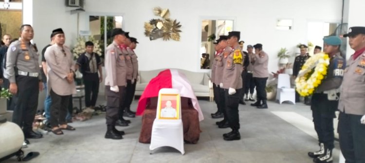 Kapolda Jatim Pimpin Upacara Pelepasan Jenazah Brigjen Pol Anumerta di Bekasi