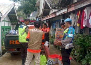 Polsek Pejawaran Bantu Distribusi Bantuan untuk Korban Bencana Alam di Desa Giritirta
