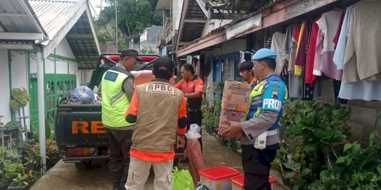 Polsek Pejawaran Bantu Distribusi Bantuan untuk Korban Bencana Alam di Desa Giritirta