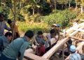 Polres Aceh Tengah dan BKO Brimob Polda Aceh Bangun Jembatan Darurat di Wilayah Terisolir