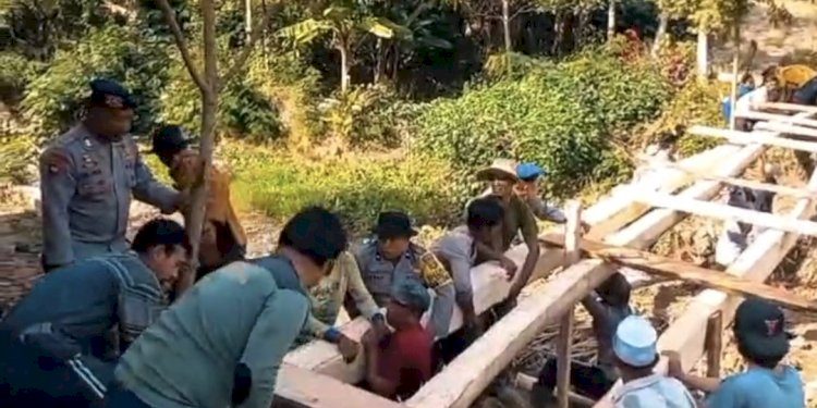 Polres Aceh Tengah dan BKO Brimob Polda Aceh Bangun Jembatan Darurat di Wilayah Terisolir