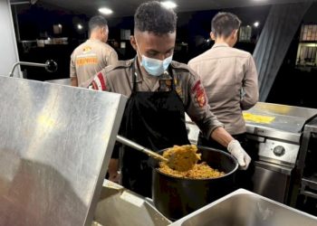 Banjir Rendam Sukamekar Bekasi, Dapur Lapangan Brimob PMJ untuk Warga
