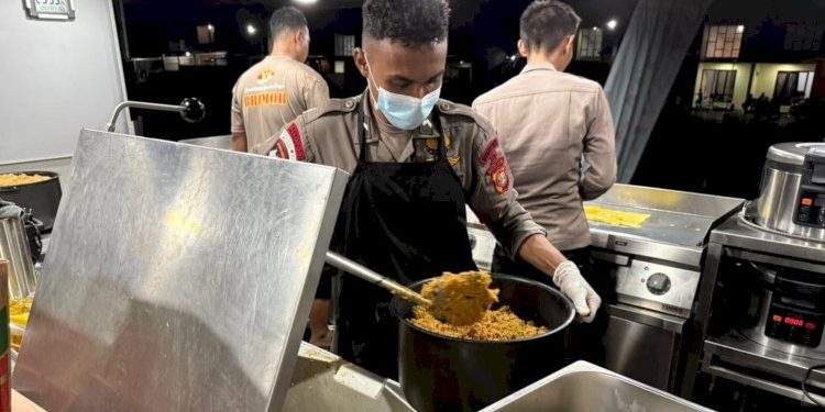 Banjir Rendam Sukamekar Bekasi, Dapur Lapangan Brimob PMJ untuk Warga