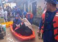 Warga Kebon Pala Dipulangkan di Tengah Banjir oleh Ditpolairud Polda Metro Jaya
