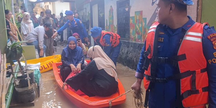 Warga Kebon Pala Dipulangkan di Tengah Banjir oleh Ditpolairud Polda Metro Jaya