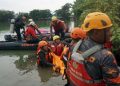 Tim SAR Evakuasi Ibu-ibu Tenggelam di Danau Bekasi