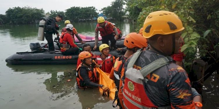 Tim SAR Evakuasi Ibu-ibu Tenggelam di Danau Bekasi