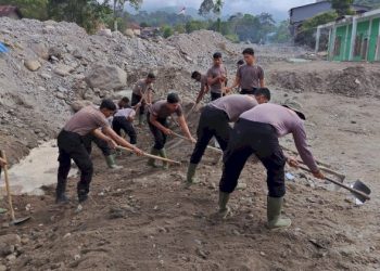 Bersihkan Rumah Ibadah Pascabanjir, Polri dan Warga Gotong Royong Siapkan Meunasah Sambut Ramadan