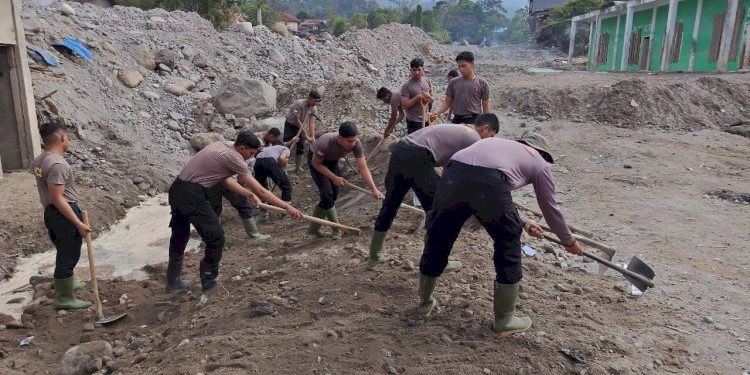 Bersihkan Rumah Ibadah Pascabanjir, Polri dan Warga Gotong Royong Siapkan Meunasah Sambut Ramadan