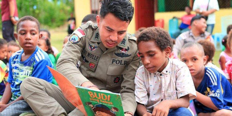 Personel Ops Damai 2026 Hadirkan Keceriaan Melalui Belajar dan Bermain Bersama Anak Taman Baca